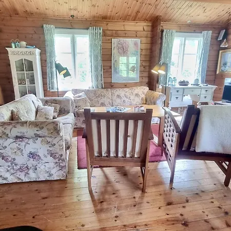 Ferienhaus Auf Naturgrundstück Mit Ofen, Tischfußball Und Zwei Terrassen